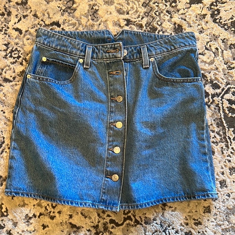 Levis women jeans skirt. Good condition. Size 30. Front buttons.